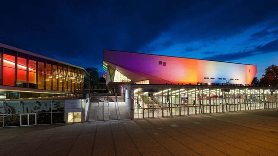 Außenansicht der beleuchteten Stadthalle in Wien © Bildagentur Zolles 