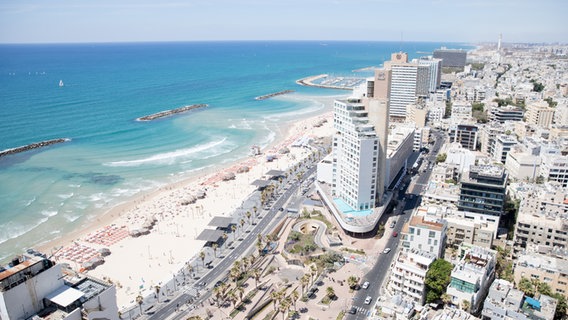 Blick von einem Balkon auf das Mittelmeer vor Tel Aviv.  Foto: Claudia Timmann