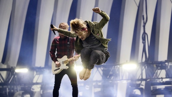 Örs Siklósi springt barfuß in die Höhe. © eurovision.tv Foto: Andres Putting