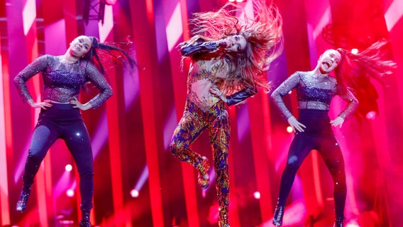 Zyperns Sängerin Eleni Foureira mit ihren Tänzerinnen auf der Bühne bei der ersten Probe in Lissabon. © Eurovision TV / Andres Putting Foto: Andres Putting