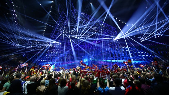 Das Publikum schwenkt vor der großen Bühne Fahnen. © NDR/Rolf Klatt Foto: Rolf Klatt