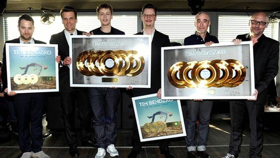 Tim Bendzko, Musikmanager Sommermeyer und sein Team mit goldenen Schallplatten für Bendzkos Plattenverkäufe. © Sony Music 