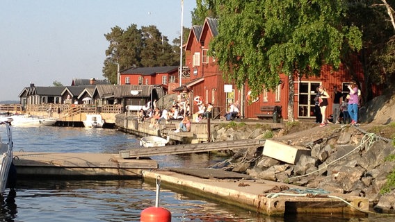 Kleiner Schiffsanleger auf der Schäreninsel Fjäderholmarna bei Stockholm  