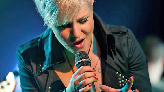 Die Sängerin Angie Helfrich mit Mikrofon © photojockey.de 