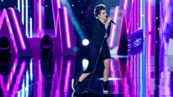 Die spanische Sängerin Barei im schwarzen Kleid mit Turnschuhen singt auf der Bühne des spanischen Vorentscheides © rtve.es 