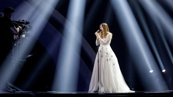Blanche mit "City Lights" auf der ESC-Bühne in Kiew. © Eurovision.tv Foto: Thomas Hanses