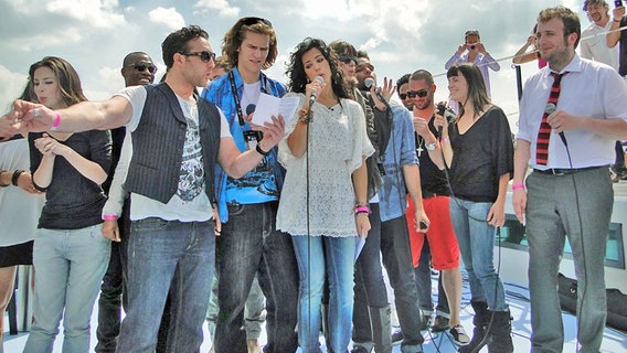 Blue, Amaury Vassili, Lena, Raphael Gualazzi singen mit Lucía Pérez auf einer Rheinfahrt. © RTVE 