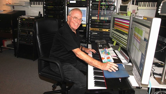 Komponist Christian Bruhn sitzt am Keyboard in seinem Studio - Szene aus dem Dokumentarfilm "Meine Welt ist die Musik - der Komponist christian Bruhn" © Studio 2 Filmperlen 