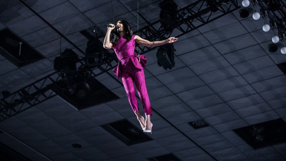 Conchita fliegt über die Bühne beim ESC in Wien. © NDR Foto: Rolf Klatt