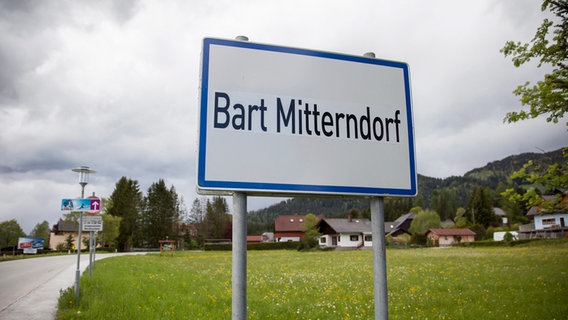 Ortsschild der österreichischen Gemeinde, die sich kurzfristig in "Bart Mitterndorf" umbenannte. © dpa-bildfunk Foto: Erwin Scheriau