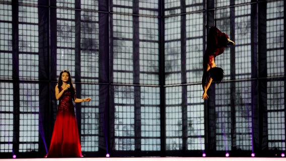 Dilara Kazimova aus Aserbaidschan auf der Bühne bei den Proben zum 1. ESC-Halbfinale in Kopenhagen © eurovision.tv Foto: Sander Hesterman