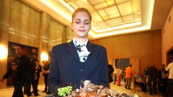 Kellnerin bei der ESC-Willkommensparty im Palata Serbije - dem "Serbischen Palast" in Belgrad © NDR Foto: Rolf Klatt