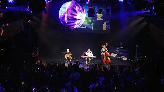 Elaiza spielen live auf der deutschen Party im Euroclub in Kopenhagen © NDR Foto: Rolf Klatt