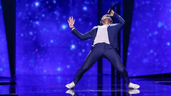 Amir mit einer artistischen Tanzeinlage bei der ersten Probe. © eurovision.tv Foto: Andres Putting (EBU)