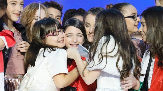 Die Junior Eurovision Song Contest Teilnehmerin Mariam Mamadashvili auf der Bühne umringt von den weiteren Teilnehmern © EBU Foto: Andres Putting