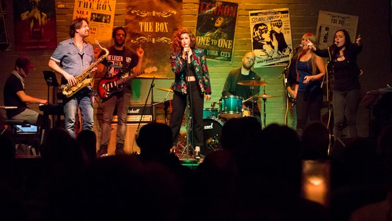 Ann Sophie mit Band beim Auftritt am 10.9.2015 in "The Box" in Hamburg © NDR Foto: Claudia Timmann