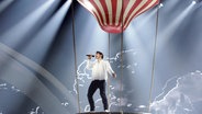 Brendan Murray  performt "Dying To Try" auf der ESC-Bühne in Kiew. © Eurovision.tv Foto: Thomas Hanses