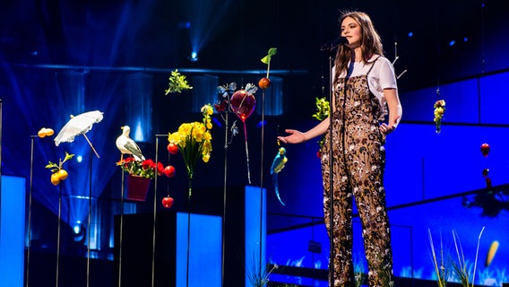 Francesca steht in einem blühenden Garten auf der Bühne. © eurovision.tv Foto: Anna Velikova (EBU)