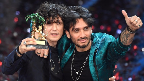 Ermal Meta und Fabrizio Moro posieren nach ihrem Sieg beim Sanremo-Festival 2018 für Fotografen. © Picture-Alliance / AP Photo Foto: Claudio Onorati