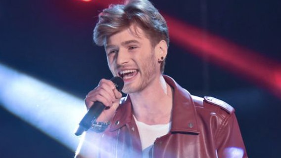 Justs, der ESC-Teilnehmer Lettlands, singt beim Vorentscheid Justs, der ESC-Teilnehmer Lettlands, singt beim Vorentscheid © LSM F64