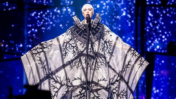 Nina Kraljić hat ein opulentes Bühnenkostüm an. © eurovision.tv Foto: Thomas Hanses