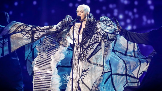 Nina Kraljić trägt ein weiß-schwarzes opulentes Kostüm bei der zweiten Probe. © eurovision.tv Foto: Andres Putting (EBU)