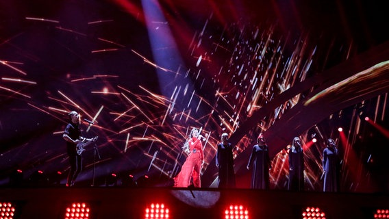Die Band Fusedmarc (Denis Zujev und Viktoria Ivanovskaja) performen ihren Song auf der Bühne. © Eurovision.tv Foto: Thomas Hanses