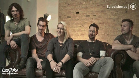 Die Band Luxusärme sitzt auf einem Sofa © NDR/Screenshot 