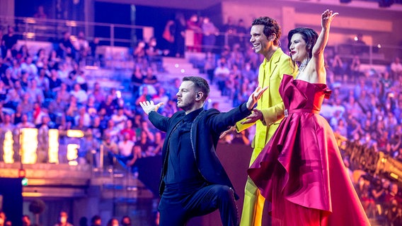 Alessandro Cattelan, Mika und Laura Pausini auf der ESC-Bühne in Turin. © eurovision.tv/EBU Foto: Andres Putting