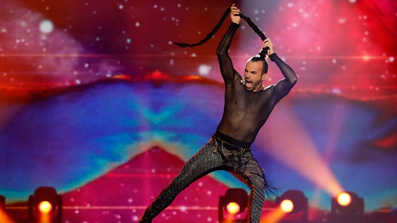 Slavko Kalezić performt "Space" auf der Bühne in Kiew. © Eurovision.tv Foto: Andres Putting