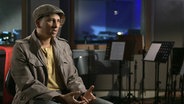 Xavier Naidoo sitzt während eines Interviews in einem Tonstudio. © NDR 