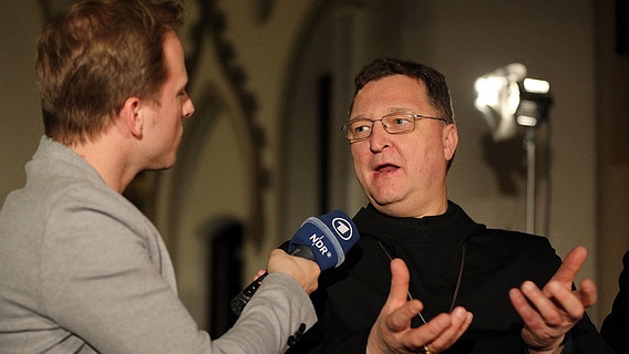 Rhabanus Petri von der Band Die Priester (r.) im Interview mit Sascha Sommer. © NDR Foto: Rolf Klatt