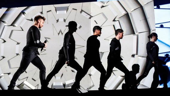 Sergey Lazarev tanzt mit Tänzern vor einer schwarz-weißen Kulisse. © eurovision.tv Foto: Thomas Hanses