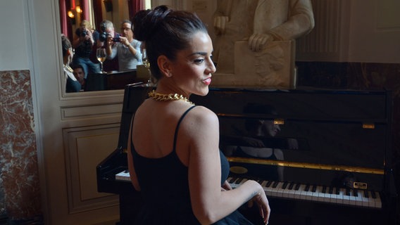 Die Spanierin Ruth Lorenzo am Klavier bei Eurovision in Concert in Amsterdam © NDR Foto: Patricia Batlle