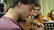 Alexander Rybak spielt Geige in der Metropolitana Music Academy in Lissabon. © NDR 