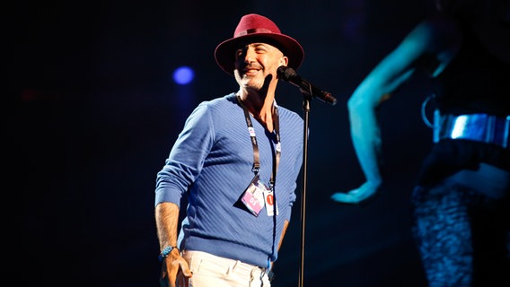 Serhat trägt einen roten Hut bei der ersten Probe. © eurovision.tv Foto: Thomas Hanses (EBU)