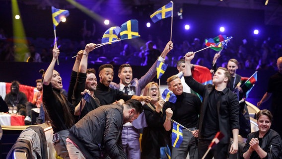 Robin Bengtsson und sein Team jubeln im Greenroom beim ersten Halbfinale. © Eurovision.tv Foto: Thomas Hanses