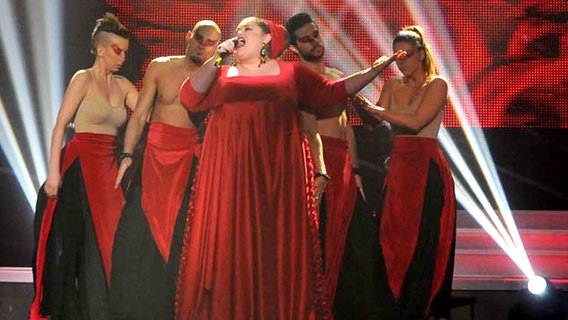 Die serbische ESC-Teilnehmerin Bojana Stamenov mit ihren Tänzern auf der Bühne Die serbische ESC-Teilnehmerin Bojana Stamenov mit ihren Tänzern auf der Bühne © Slobodan Sarić / RTS Foto: Slobodan Sarić