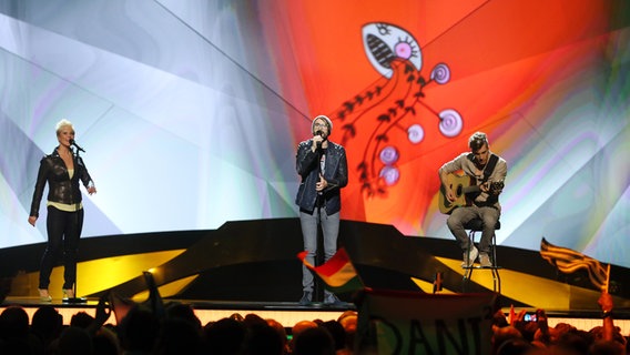 Drei Musiker von ByeAlex auf der Bühne beim ESC 2013. © NDR Foto: Rolf Klatt
