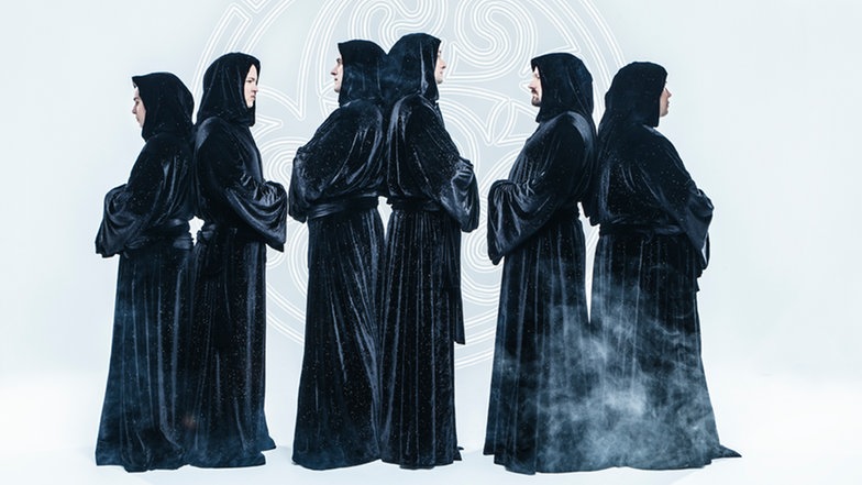 Sechs Sänger von Gregorian in Mönchskutte im Fotostudio. © Edel Records 