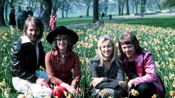 Die Band ABBA auf einer Blumenwiese. © Picture-Alliance/Photoshot 