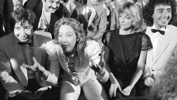 Die französische Sängerin Corinne Hermès nach Ankündigung ihres Sieges beim Eurovision Song Contests 1983 für Luxemburg in der Münchner Rudi-Sedlmayer Sporthalle. © Schreiber, Gamma Presse Images Foto: Schreiber