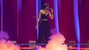 Ivy Quainoo mit "House On Fire" auf der Bühne. © NDR Foto: Rolf Klatt