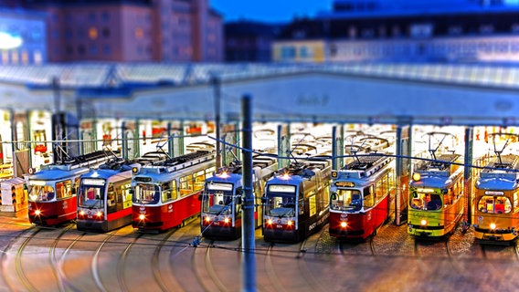 Ein Halle mit abgestellten Straßenbahnen in Wien © Wiener Linien/Helmer 