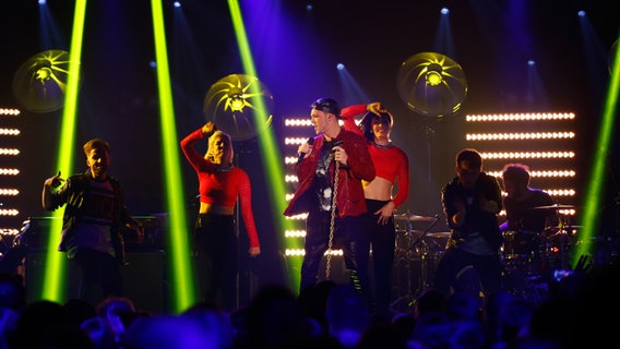 Aden Jaron steht beim ESC-Clubkonzert auf der Bühne der Großen Freiheit 36 in Hamburg. © NDR Foto: Rolf Klatt