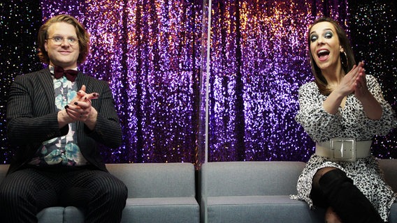 Stefan Spiegel und  Alina Stiegler im Studio. © NDR Foto: Joshua Zonnekein