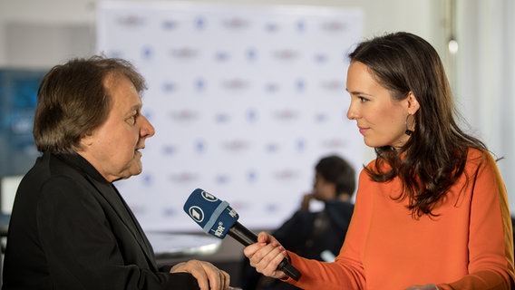 Alina Stiegler im Gespräch mit Peter Urban bei der Pressekonferenz in Berlin. © NDR Foto: Rolf Klatt