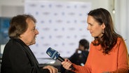 Alina Stiegler im Gespräch mit Peter Urban bei der Pressekonferenz in Berlin. © NDR Foto: Rolf Klatt