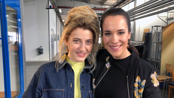 Natia Todua und Alina Stiegler im Backstage-Bereich. © NDR Foto: Rolf Klatt