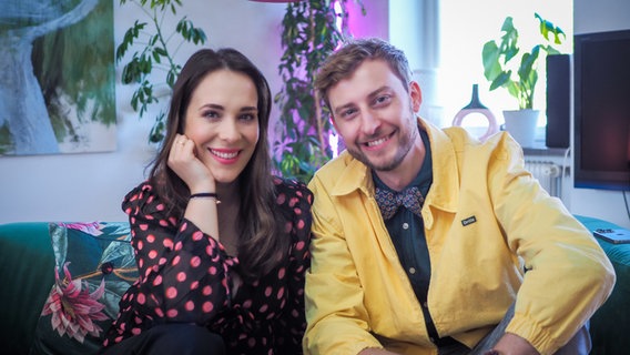 Alina Stiegler und Consi von "Alles Eurovision" auf dem Sofa in Malmö. © NDR Foto: Margarita Ilieva